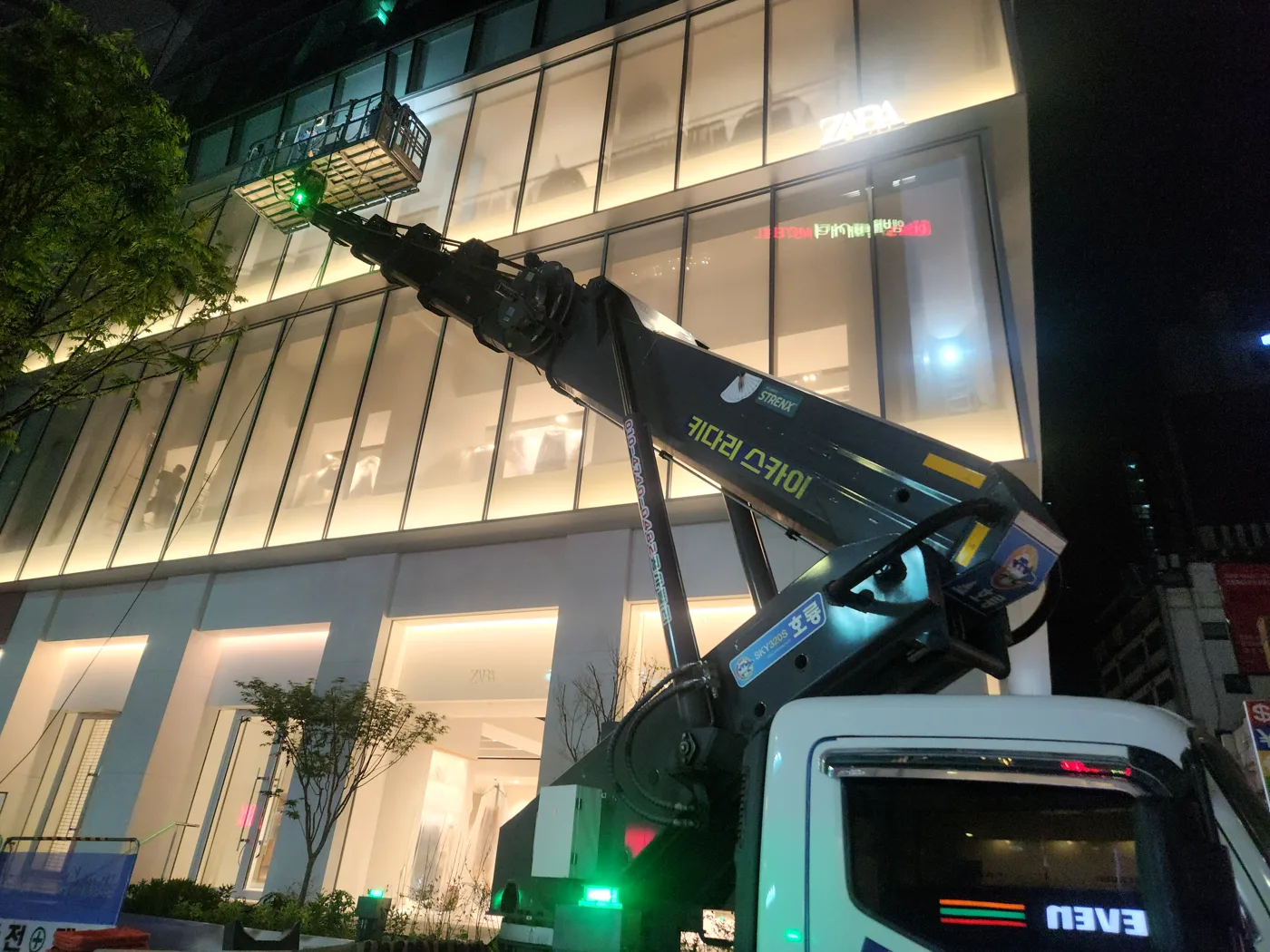 야간 건물 외벽 현장