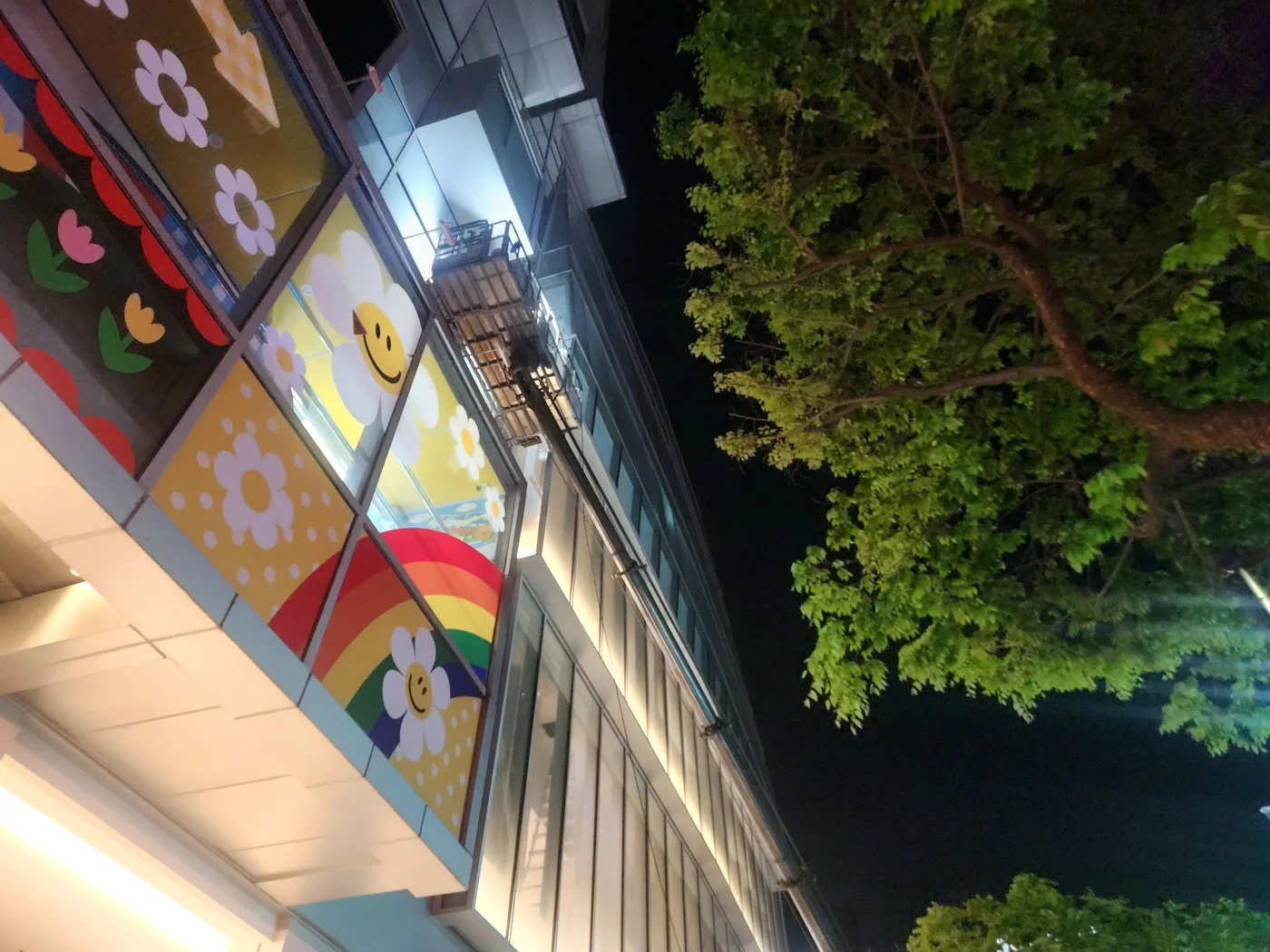 야간 건물 외벽 현장