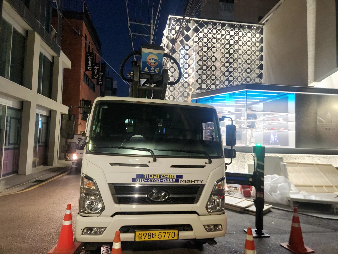 야간 건물 외벽 현장