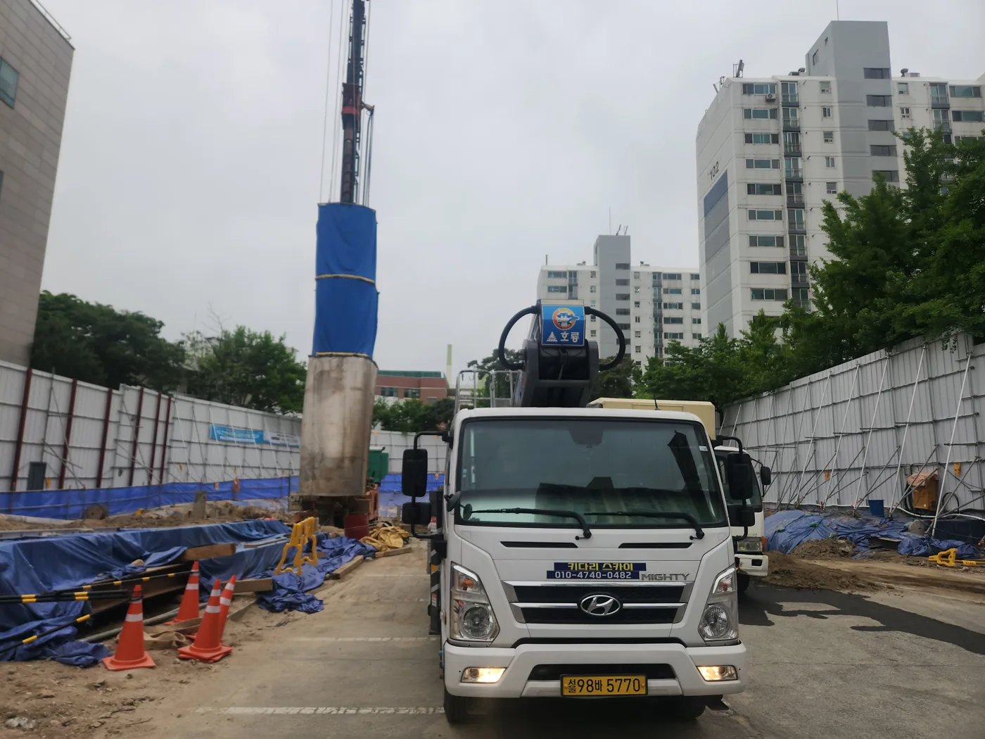 공사 중인 건물 현장