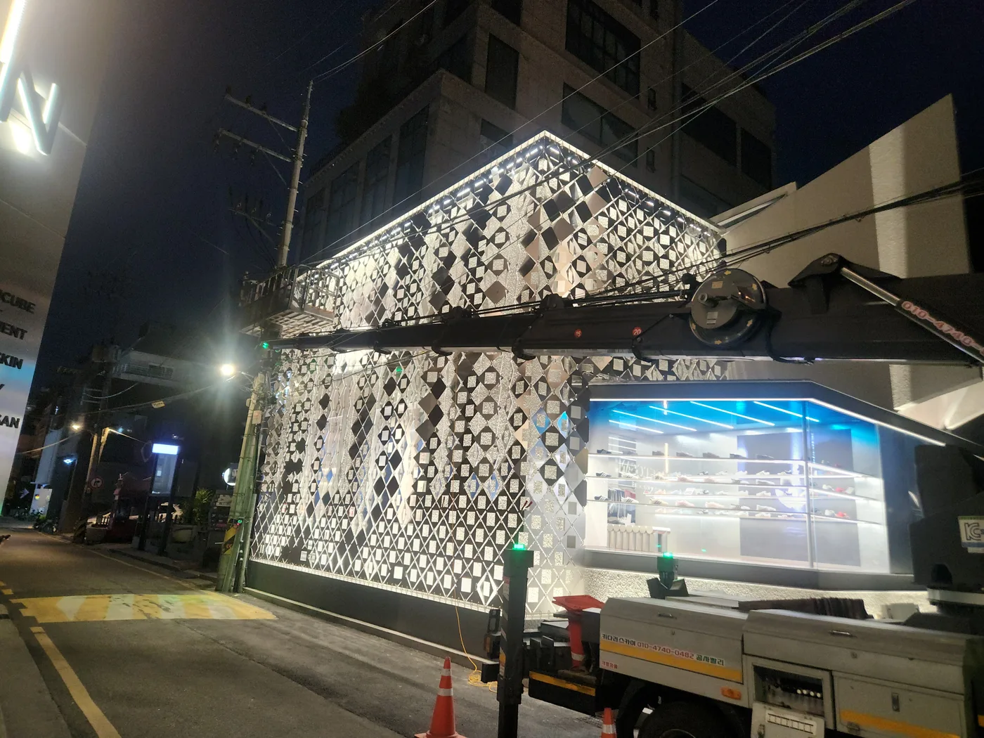 야간 건물 외벽 현장