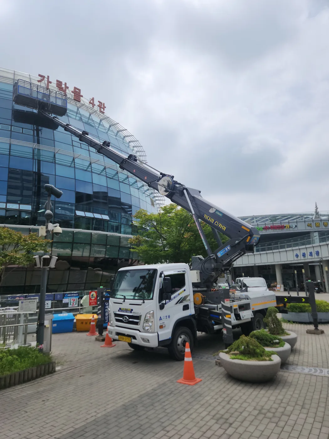 유리 외벽 건물 현장