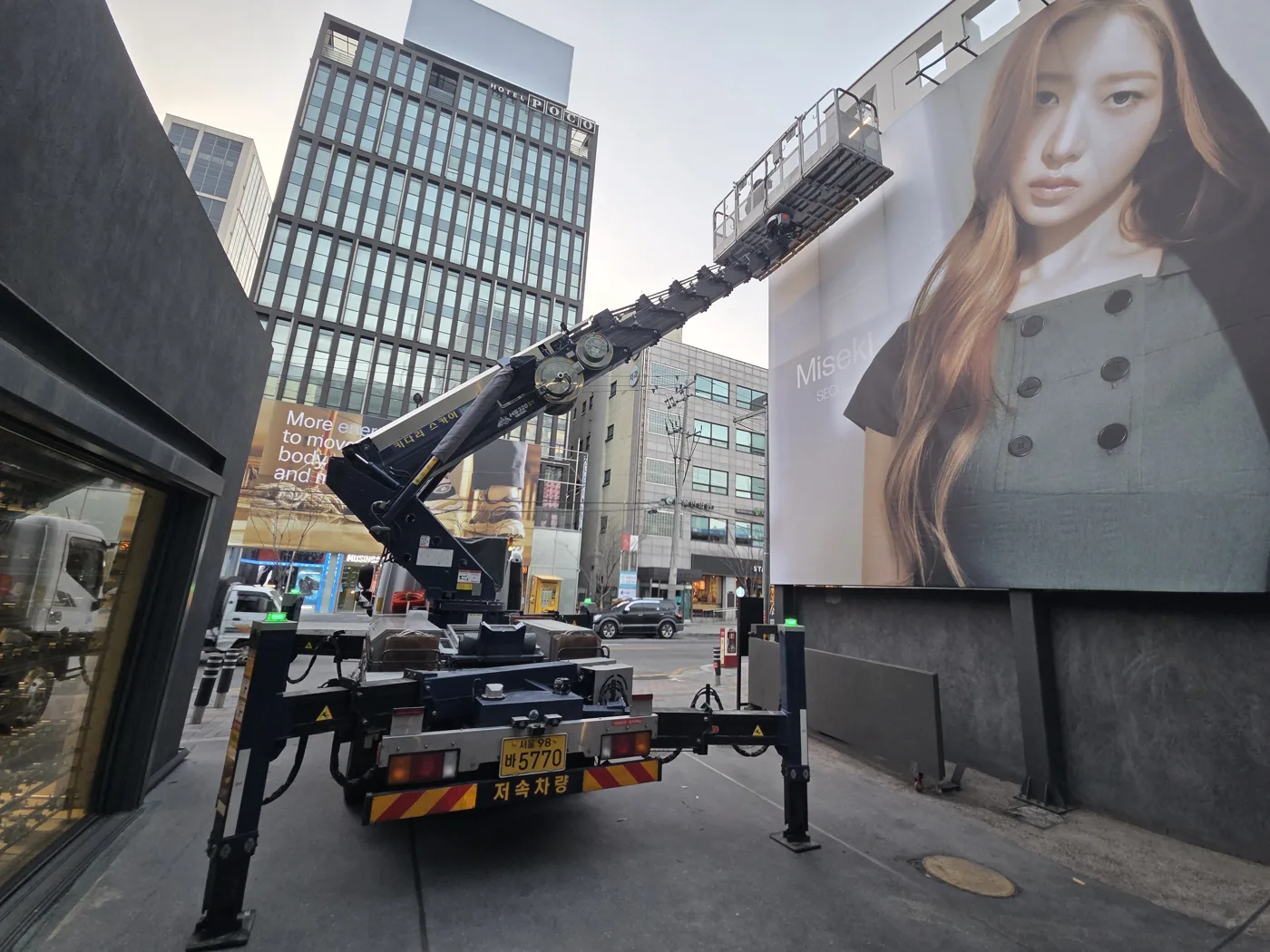 대형 광고물 앞 작업대 배치
