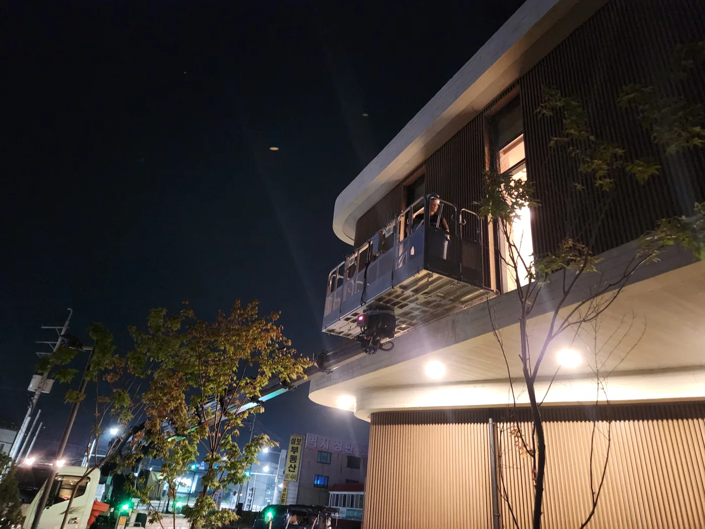 야간 건물 외벽 현장