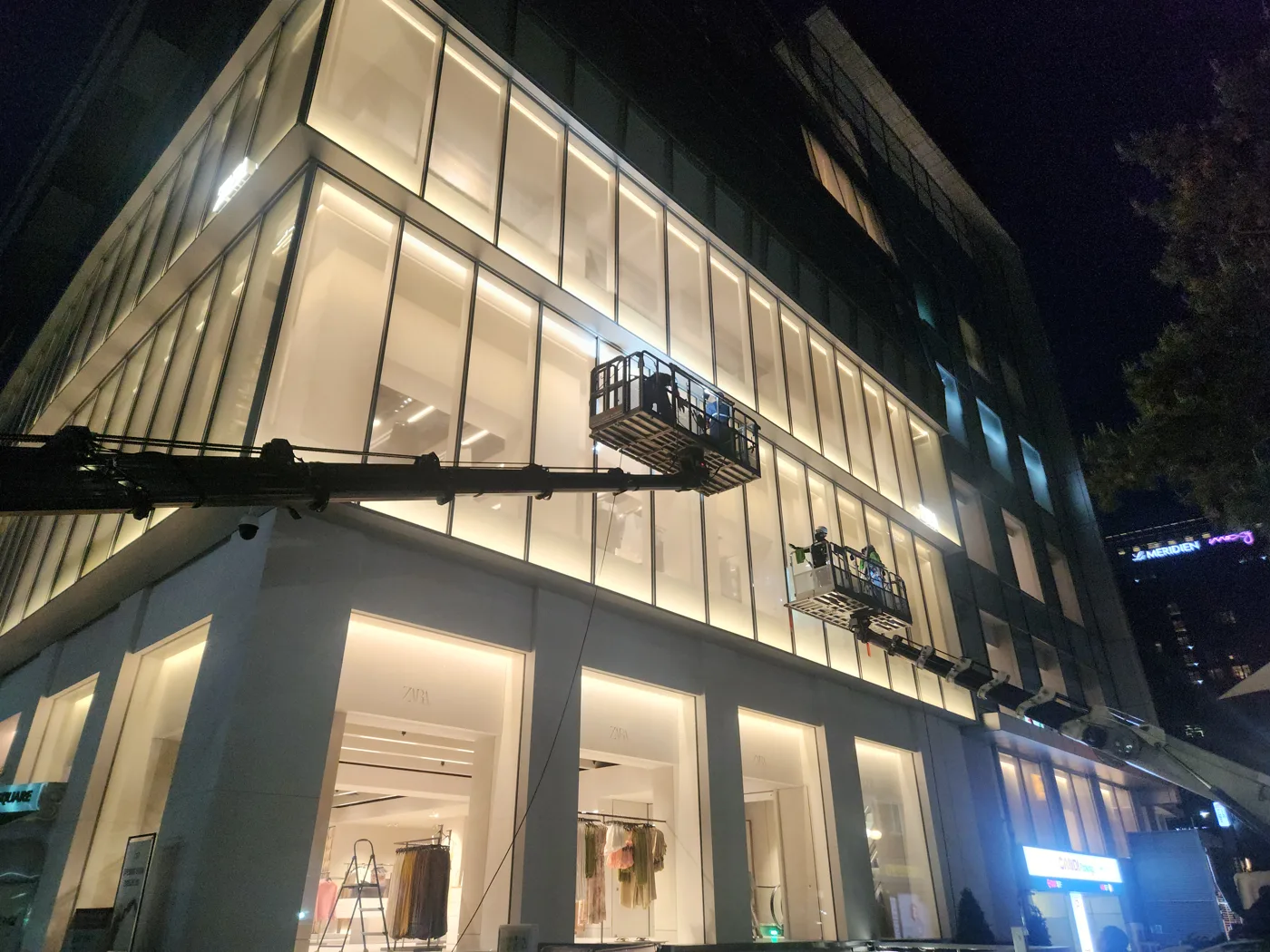 야간 건물 외벽 현장
