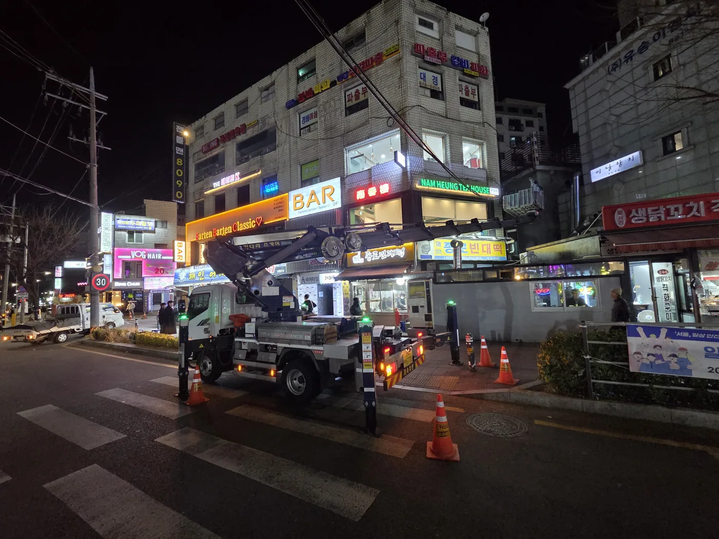 야간 건물 외벽 현장