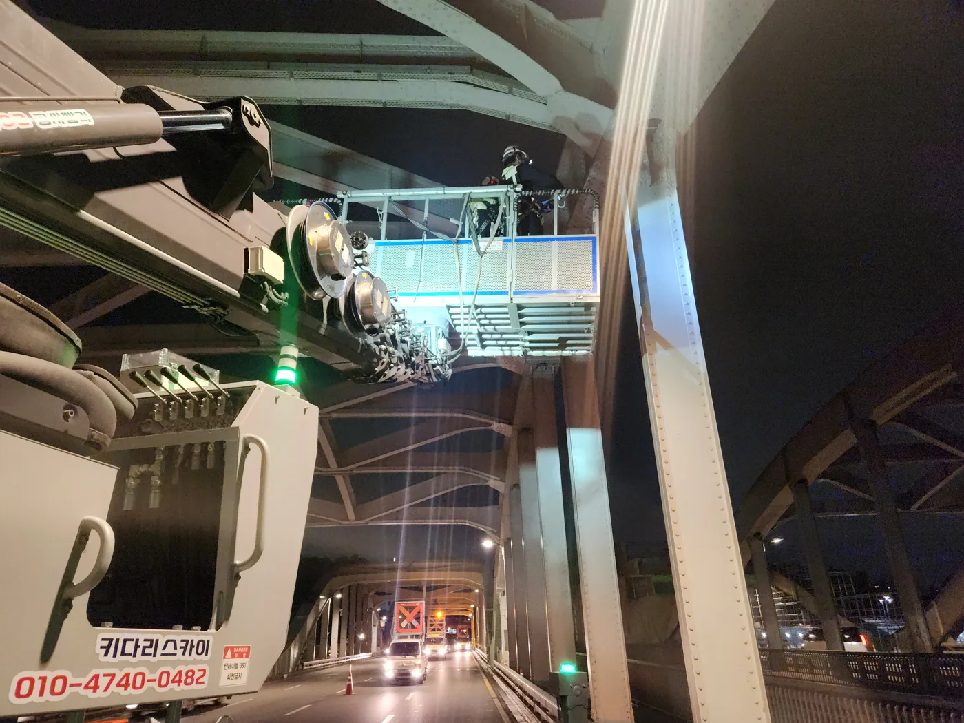 야간 교량 아래 현장
