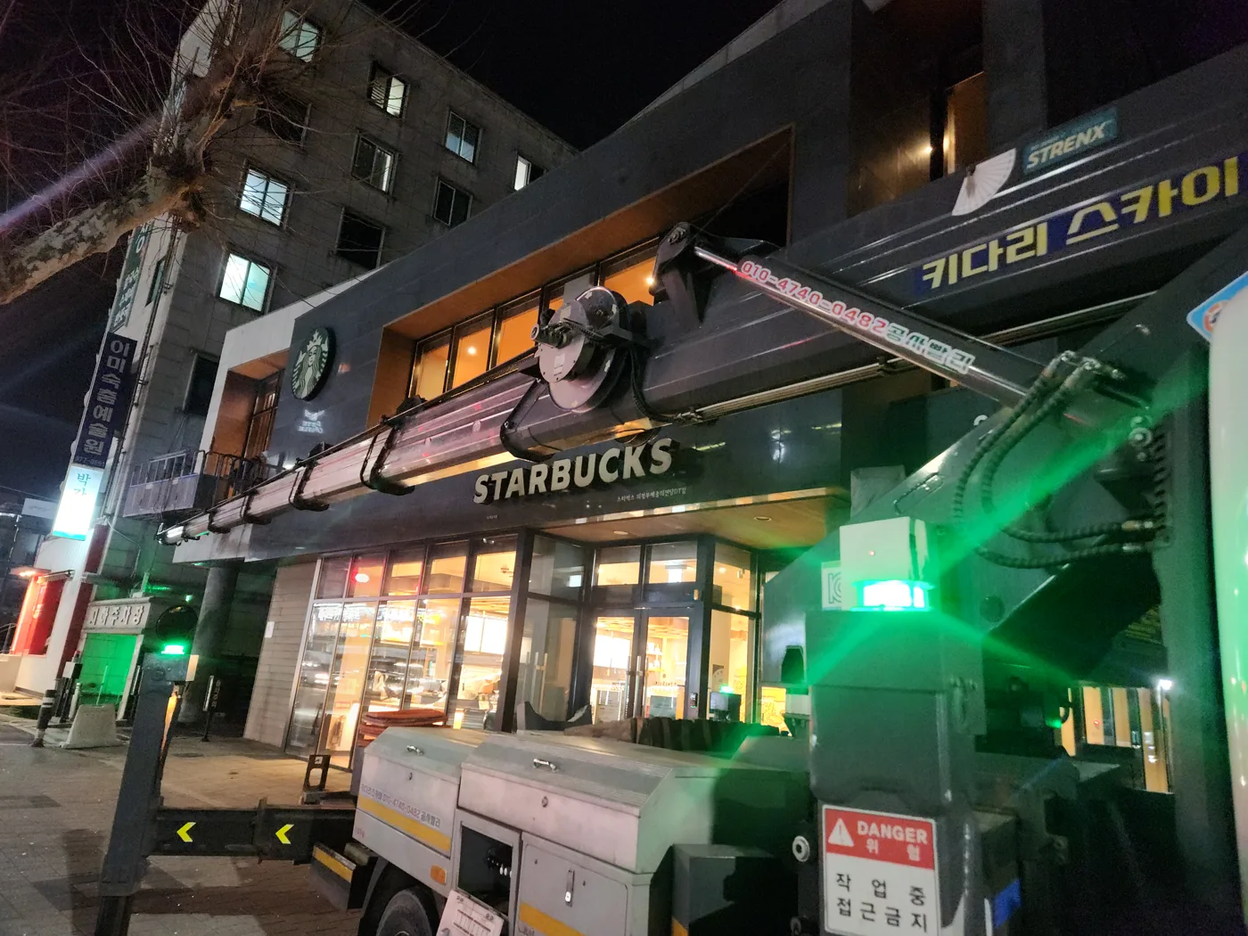 야간 건물 외벽 현장