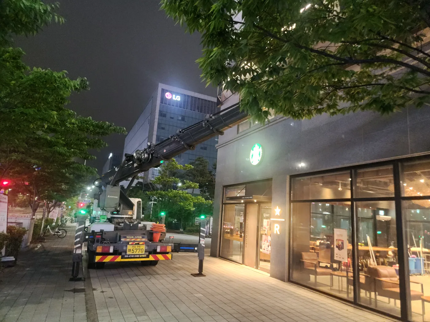 야간 건물 외벽 현장